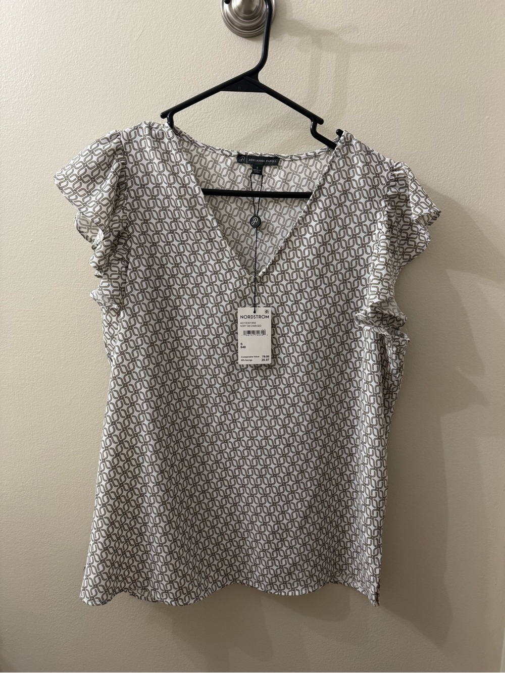 💜 5/25 Adrianna Papell Cream & Gray Geometric V-Neck Ruffle Sleeve Top